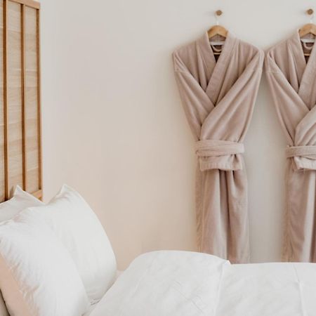 The Oak & Anchor Hotel Порт-Фейри Экстерьер фото Two bathrobes hanging on a wall