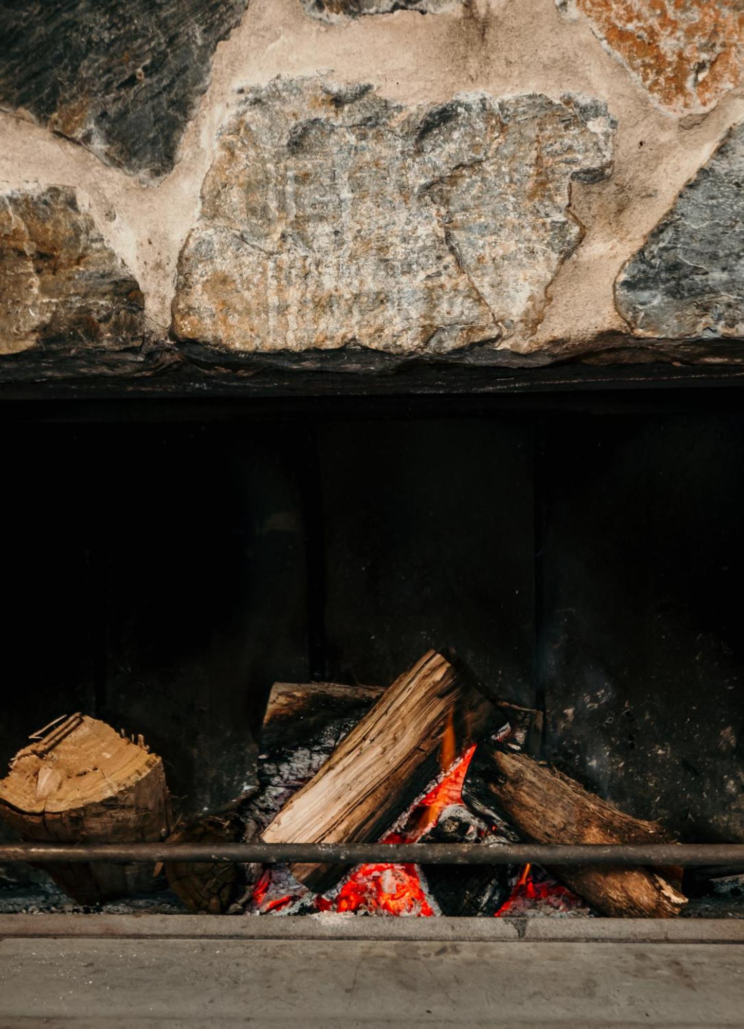 The Oak & Anchor Hotel Порт-Фейри Экстерьер фото The interior of a wood-burning fireplace