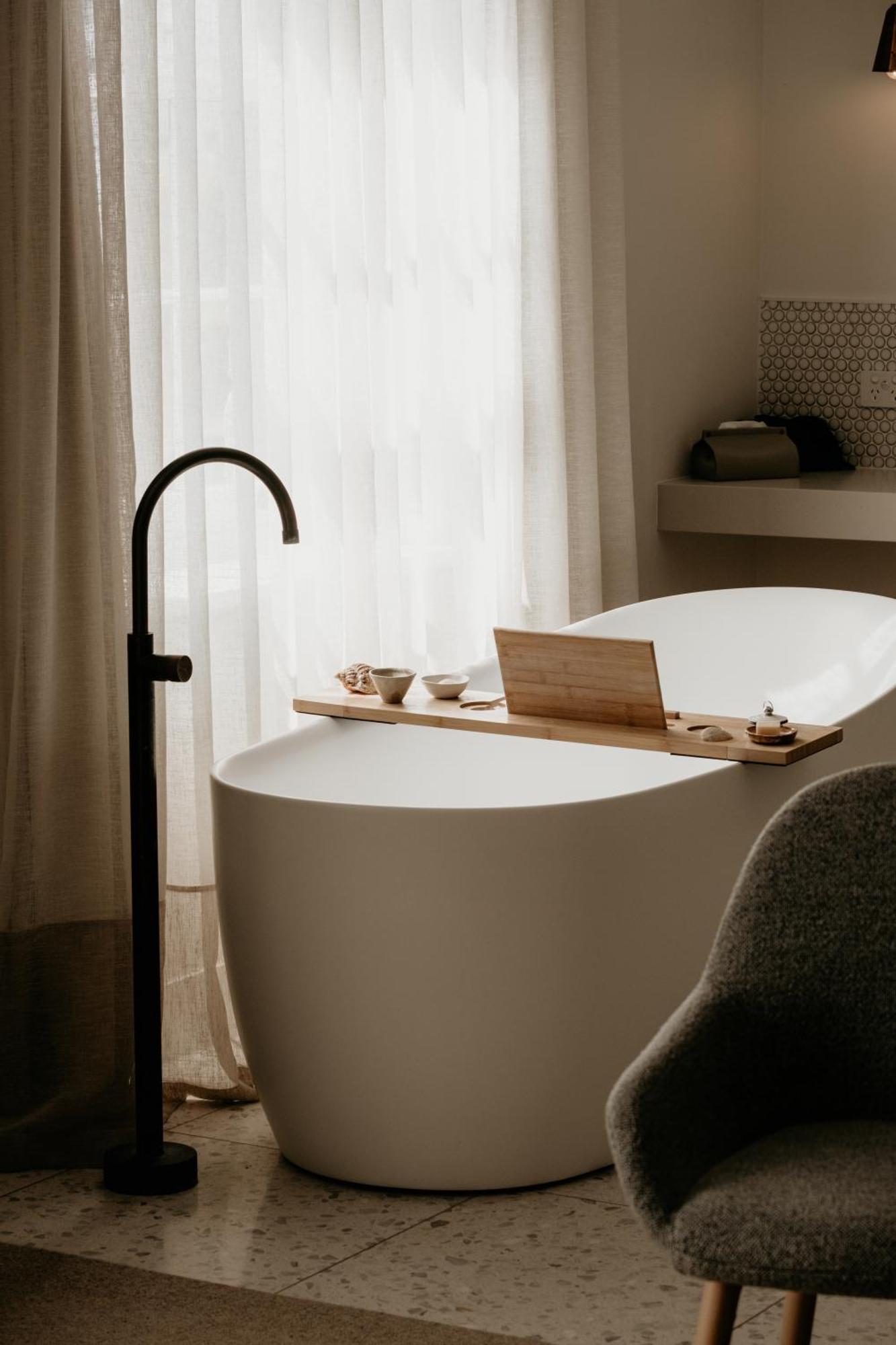 The Oak & Anchor Hotel Порт-Фейри Экстерьер фото A freestanding bathtub