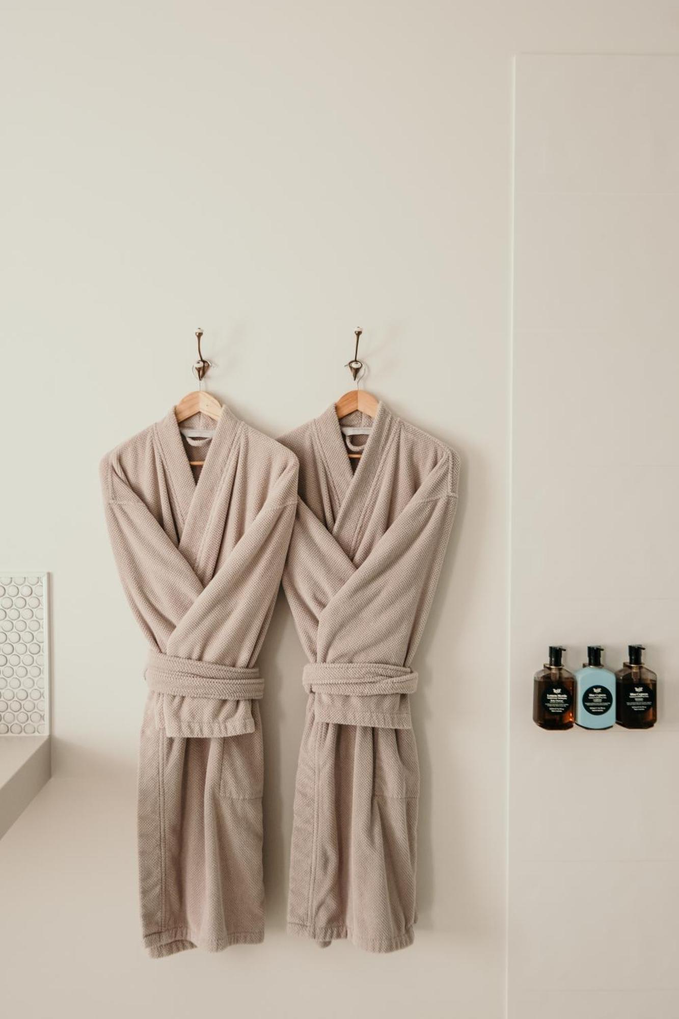 The Oak & Anchor Hotel Порт-Фейри Экстерьер фото Two bathrobes hanging on a wall