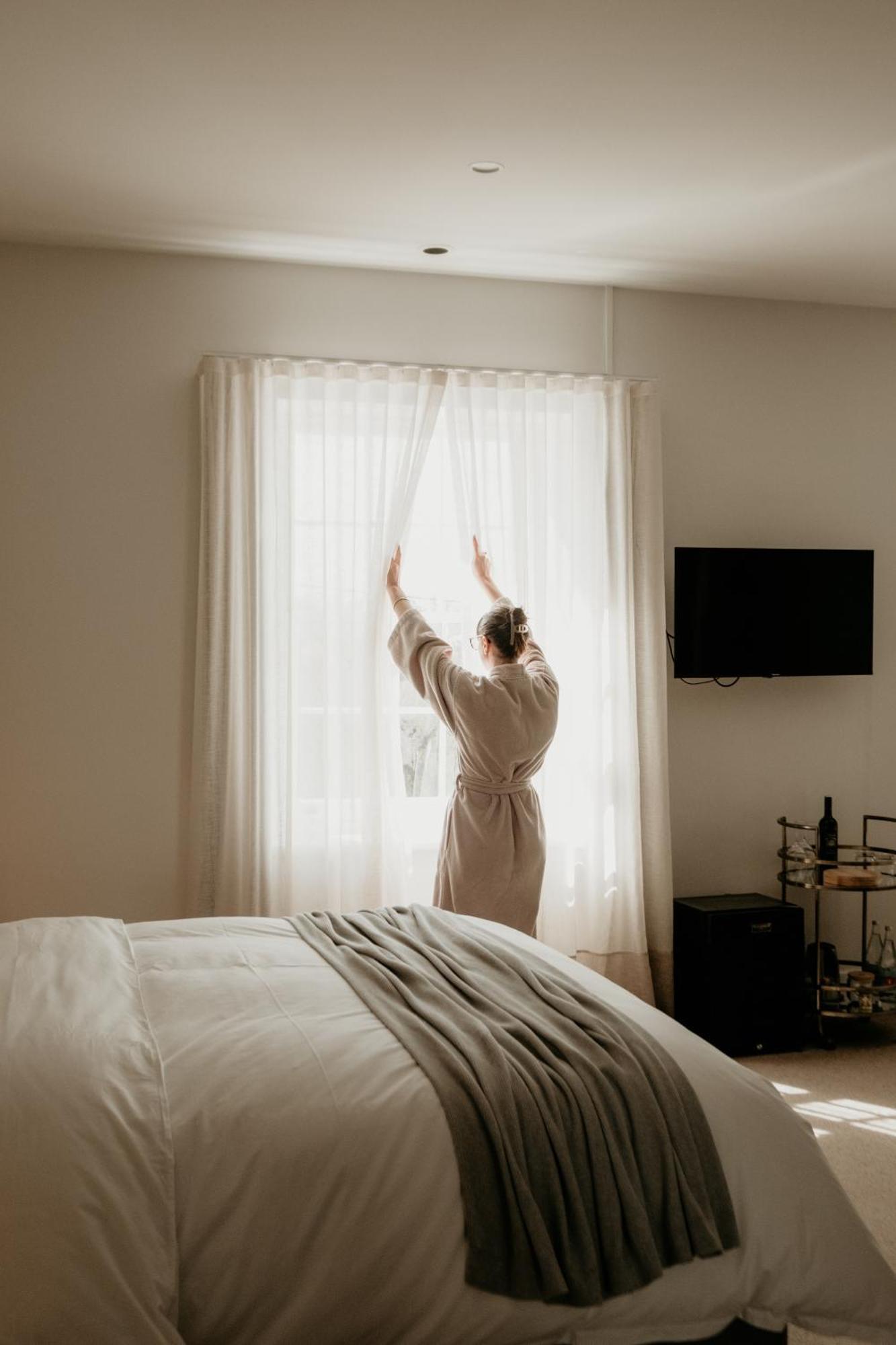 The Oak & Anchor Hotel Порт-Фейри Экстерьер фото A woman opening the curtains in the morning
