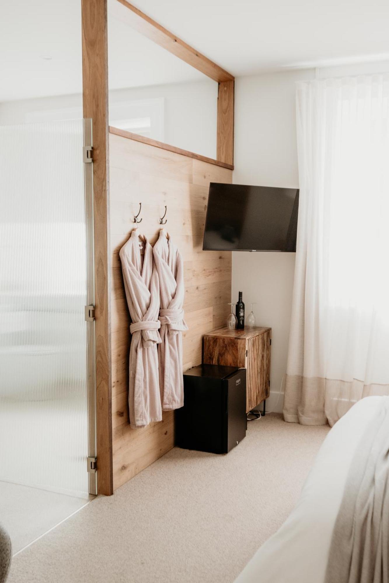 The Oak & Anchor Hotel Порт-Фейри Экстерьер фото A bathrobe hanging on a door