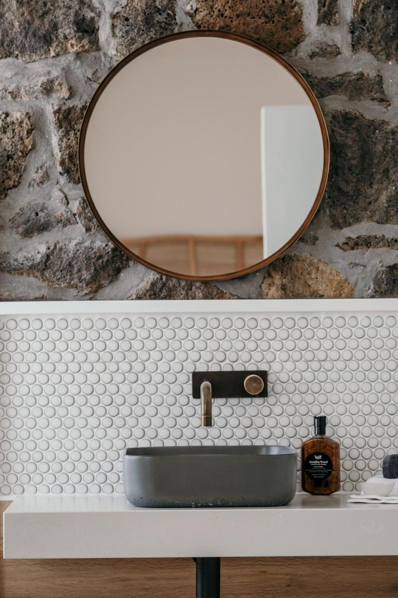 The Oak & Anchor Hotel Порт-Фейри Экстерьер фото A bathroom with penny round tiles