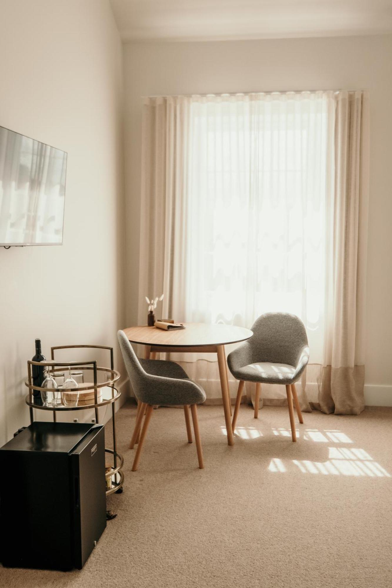 The Oak & Anchor Hotel Порт-Фейри Экстерьер фото A room with a table and two chairs