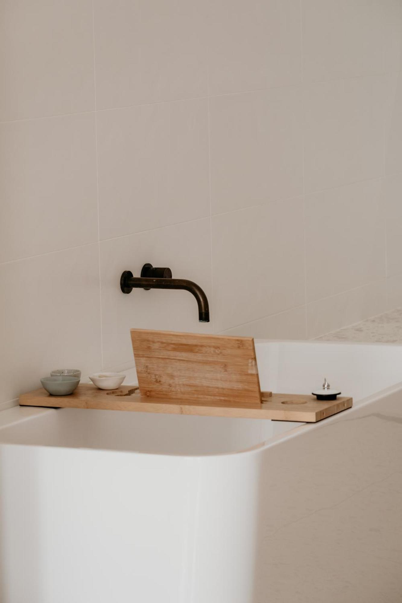 The Oak & Anchor Hotel Порт-Фейри Экстерьер фото A bath caddy
