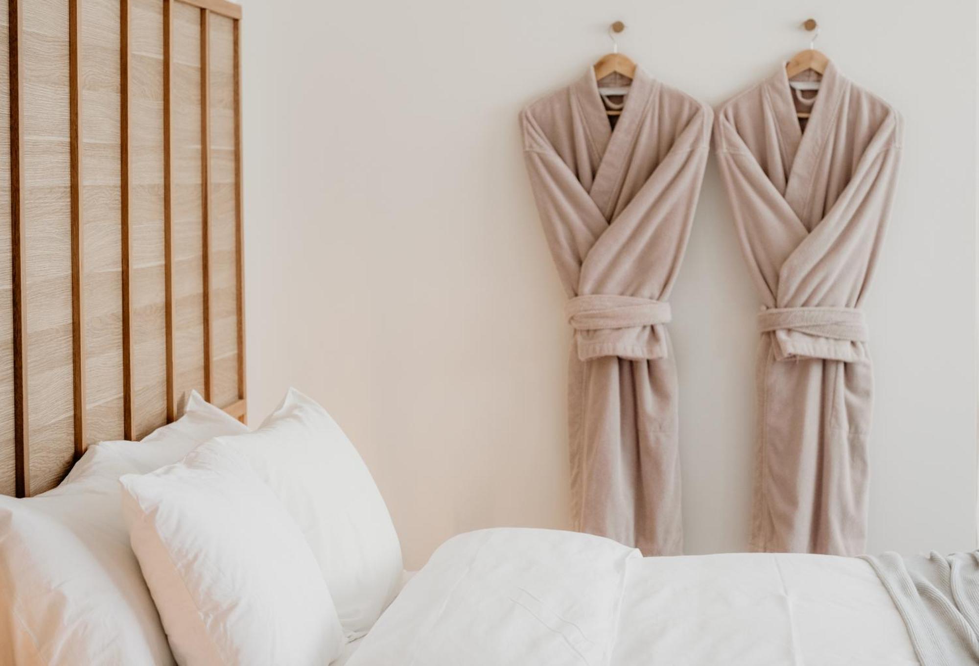 The Oak & Anchor Hotel Порт-Фейри Экстерьер фото Two bathrobes hanging on a wall