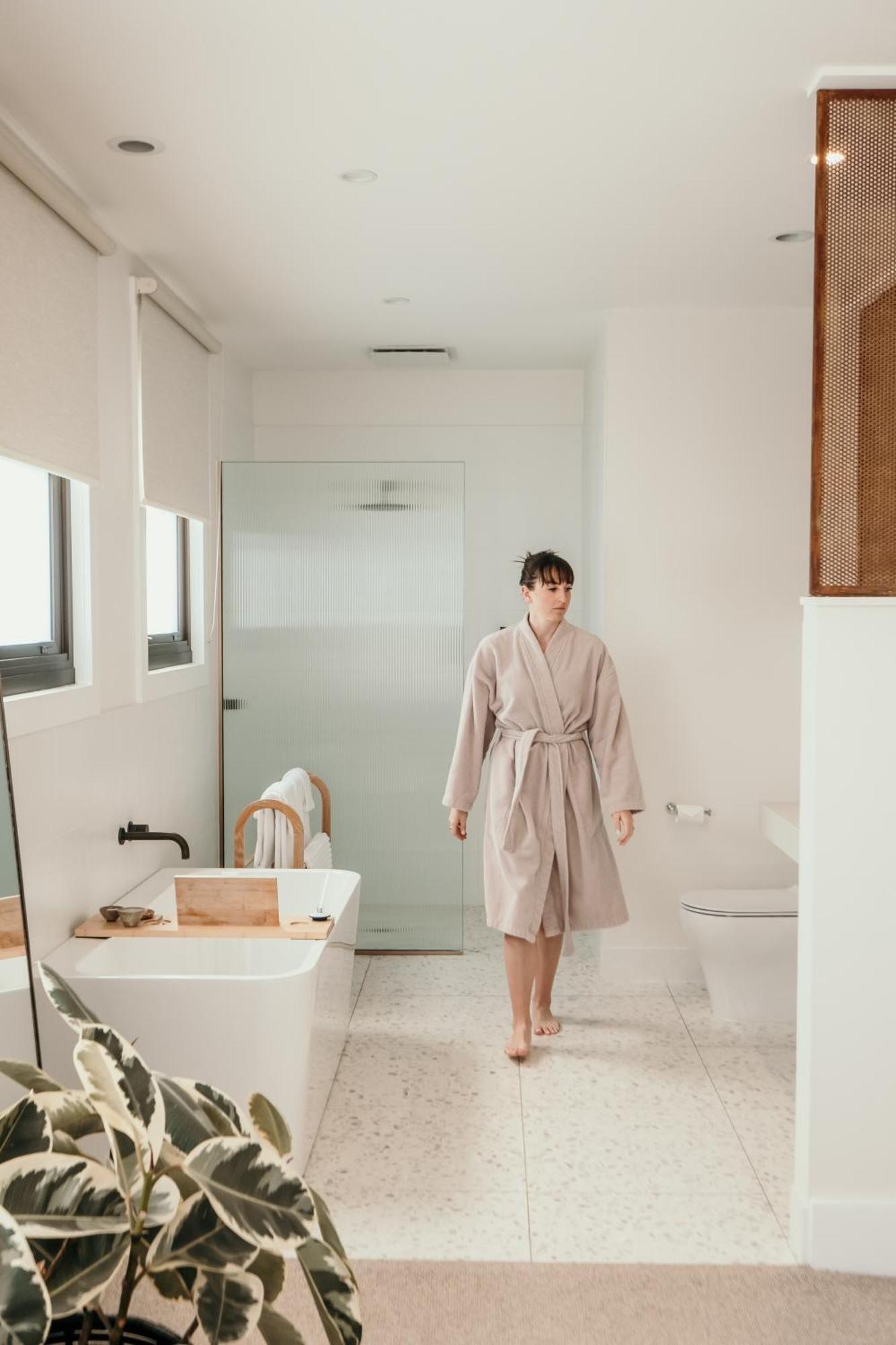 The Oak & Anchor Hotel Порт-Фейри Экстерьер фото A woman wearing a bathrobe
