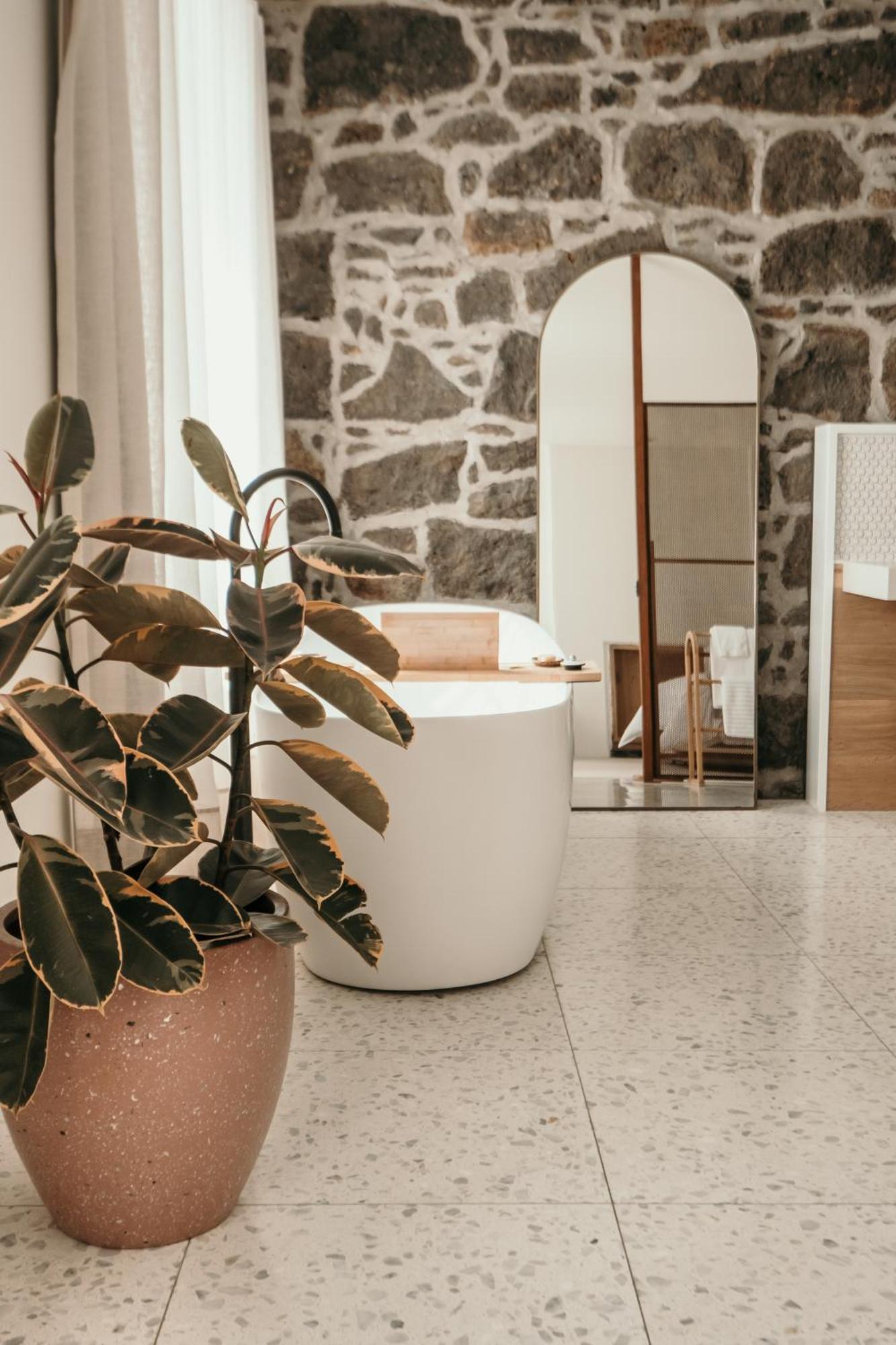 The Oak & Anchor Hotel Порт-Фейри Экстерьер фото Bathroom with a freestanding bathtub