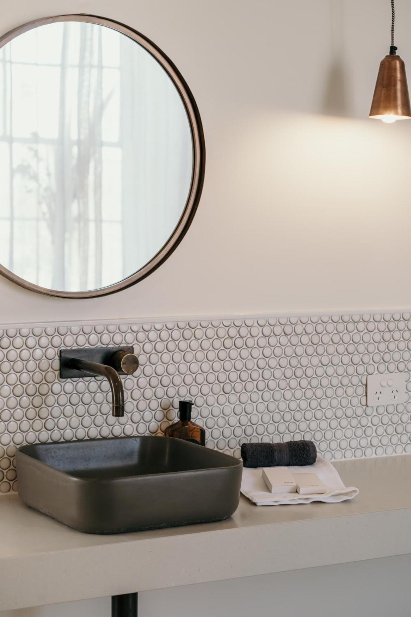 The Oak & Anchor Hotel Порт-Фейри Экстерьер фото A bathroom with penny round tiles