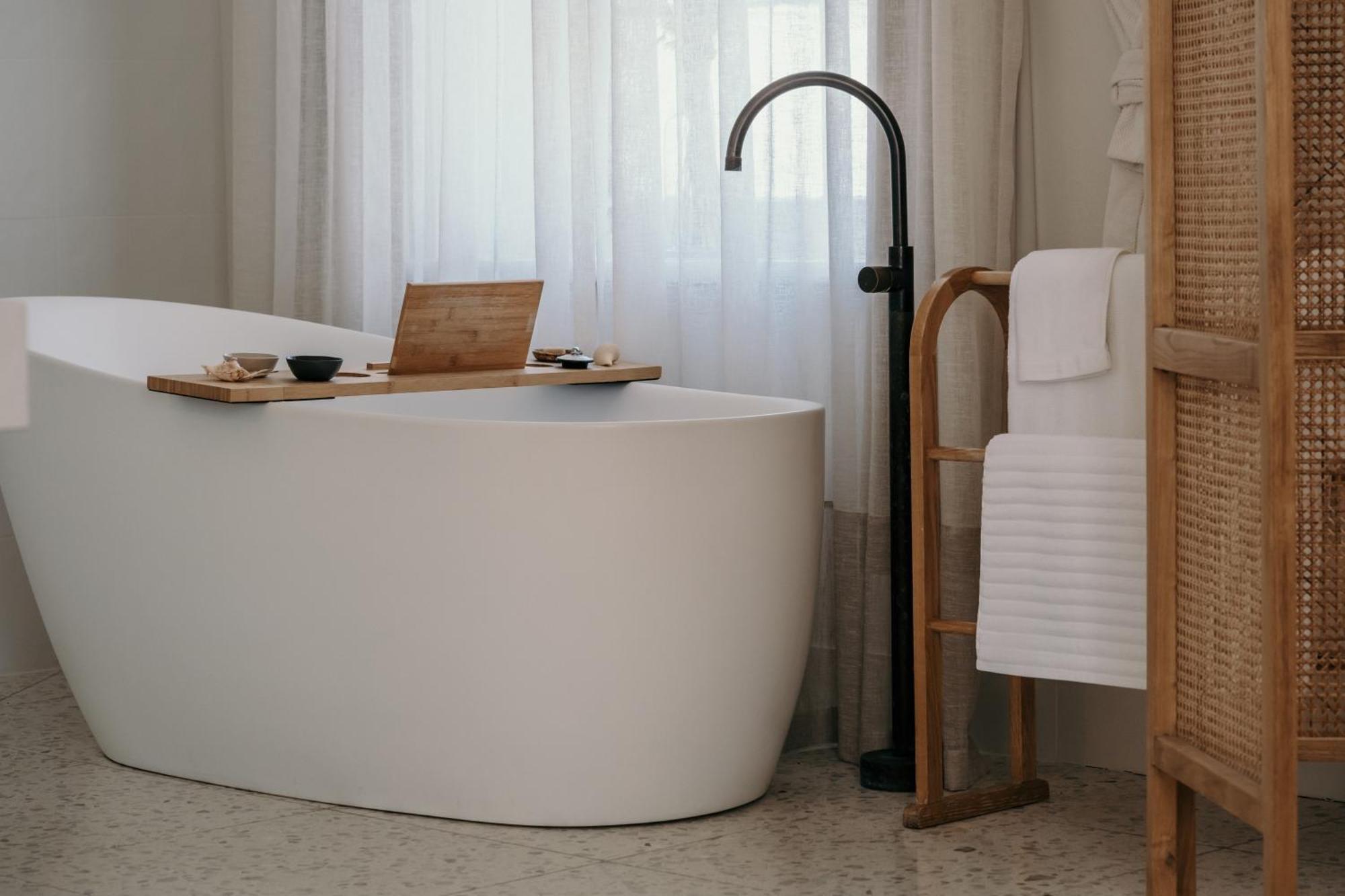 The Oak & Anchor Hotel Порт-Фейри Экстерьер фото A freestanding bathtub
